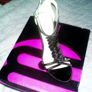 Michael Antonio Heels size 7, black color . Used one time . Very pretty